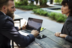 manager giving employee performance review